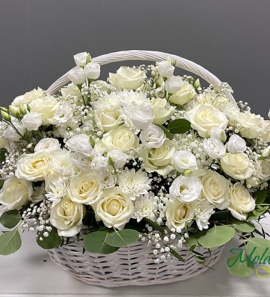 Корзина с белыми розами, хризантемой и эустомой Фото 394x433